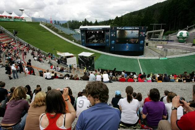 Fußballfans beim Public Viewing in der Fanzone Innsbruck Tirol -  Fußball EM Herren Euro 2008, Public Viewing, Live Übertragung, Fußballübertragung, Liveübertragung Totale Fan Zone Bergisel, Fanzone Innsbruck