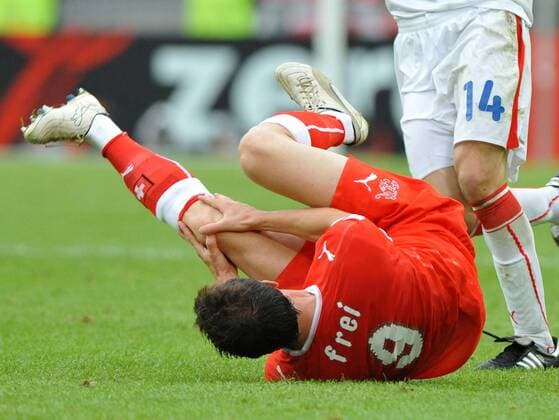 Alexander Frei (Schweiz) zieht sich eine Verletzung zu Fußball EM Herren EURO 2008, Länderspiel, Nationalmannschaft, Nationaltrikot, Vdig Gruppe Basel Dynamik,