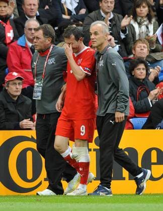 Alexander Frei wird von Mannschaftsarzt Rudolf Roder (beide Schweiz, li.) verletzt vom Platz geleitet Fußball EM Herren EURO 2008, Länderspiel, Nationalmannschaft, Nationaltrikot, Vdig Gruppe Basel Enttäuschung, Verzweiflung,