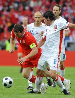 Alexander Frei (Schweiz, li.) gegen David Jarolim (Mitte) und Zdenek Grygera (beide Tschechien) Fußball EM Herren EURO 2008, Länderspiel, Nationalmannschaft, Nationaltrikot, Schweiz - Tschechien 0:1, Vdig Gruppe Basel Dynamik,