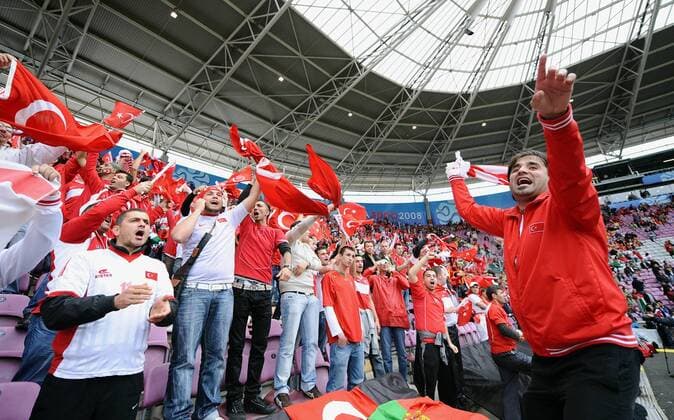 Türkische Fans lassen sich von einem Voräsnger animieren - Fußball EM Herren EURO 2008, Länderspiel, Nationalmannschaft, Vdig Totale Genf Freude, Fußball EM Herren EURO 2008, Länderspiel, Nationalmannschaft, Vdig Totale Genf Freude,