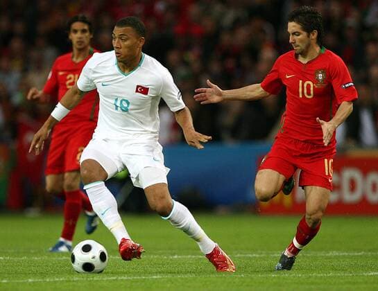Colin Kazim Richards (Türkei, li.) gegen Joao Moutinho (Portugal) -  Fußball EM Herren EURO 2008, Länderspiel, Nationalmannschaft, Nationaltrikot Gruppe Genf Dynamik, Fußball EM Herren EURO 2008, Länderspiel, Nationalmannschaft, Nationaltrikot Gruppe Genf Dynamik,