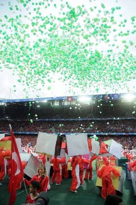Grüne und weiße Luftballons steigen während der Eröffnungsfeier der Euro 2008 auf - Fußball EM Herren Euro 2008, Eröffnung, Feier, Zeremonie, Eröffnungsfeier, Totale Basel Fußball EM Herren Euro 2008, Eröffnung, Feier, Zeremonie, Eröffnungsfeier, Totale Basel