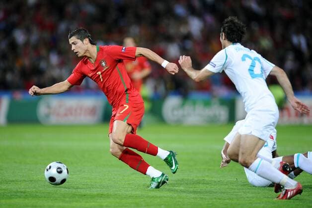 Cristiano Ronaldo (Portugal, li.) gegen Hamit Altintop (Türkei) - Fußball EM Herren Euro 2008, Länderspiel, Nationalmannschaft, Nationaltrikot, Portugal - Türkei Gruppe Genf Dynamik,
