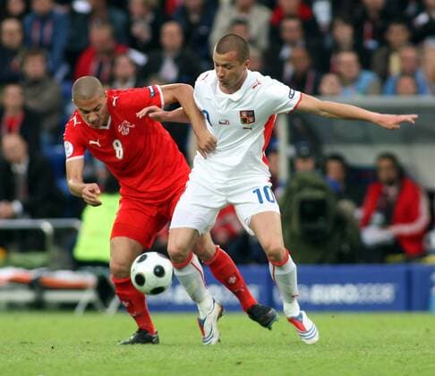 Gökhan Inler (Schweiz, li.) gegen Vaclav Sverkos (Tschechien) Fußball EM Herren EURO 2008, Länderspiel, Nationalmannschaft, Nationaltrikot, Schweiz - Tschechien 0:1, Vdig Gruppe Basel Dynamik, 
