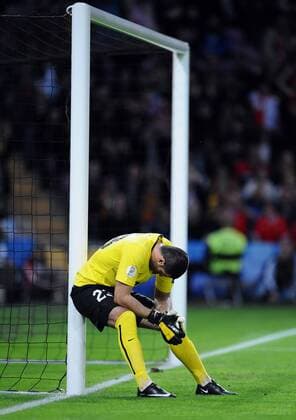 Torwart Volkan Demirel (Türkei) lehnt enttäuscht am Pfosten - Fußball EM Herren Euro 2008, Länderspiel, Nationalmannschaft, Nationaltrikot Einzelbild Genf Enttäuschung,