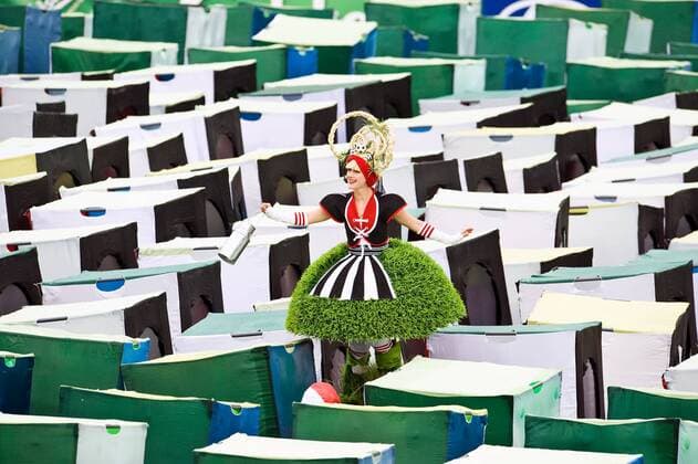 Artistin auf Stelzen anläßlich der Eröffnungsfeier der EM 2008 - Fußball EM Herren Euro 2008, Eröffnungsfeier, Eröffnung, Feier, Zeremonie, Totale Basel Fußball EM Herren Euro 2008, Eröffnungsfeier, Eröffnung, Feier, Zeremonie, Totale Basel
