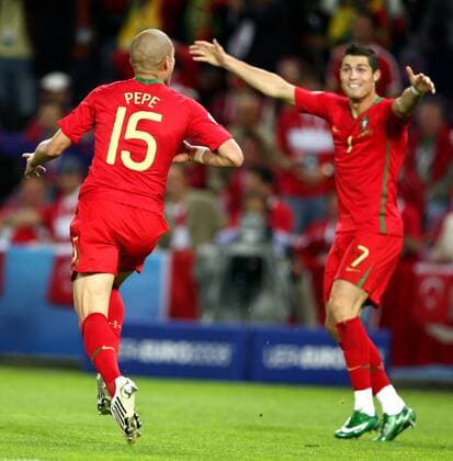 Cristiano Ronaldo (re.) und Pepe (beide Portugal) - Torjubel - Fußball EM Herren Euro 2008, Länderspiel, Nationalteam, Nationaltrikot, Gruppe Genf Freude, Fußball EM Herren Euro 2008, Länderspiel, Nationalteam, Nationaltrikot, Gruppe Genf Freude,