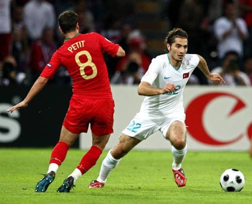 Hamit Altintop (Türkei, re.) gegen Petit (Portugal) -  Fußball EM Herren Euro 2008, Länderspiel, Nationalteam, Nationaltrikot, Portugal - Türkei 2:0 Gruppe Genf Dynamik, Fußball EM Herren Euro 2008, Länderspiel, Nationalteam, Nationaltrikot, Portugal - Türkei 2:0 Gruppe Genf Dynamik,