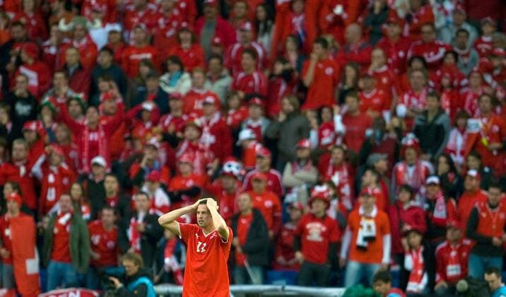 Marco Streller (Schweiz) enttäuscht vor den Fans - Fußball EM Herren Euro 2008, Länderspiel, Nationalteam, Nationaltrikot, Totale Basel Enttäuschung, Fußball EM Herren Euro 2008, Länderspiel, Nationalteam, Nationaltrikot, Totale Basel Enttäuschung,