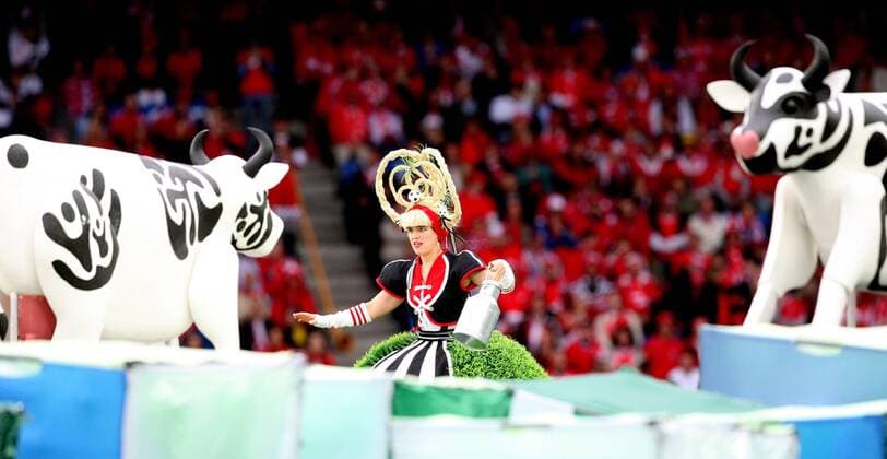 Frau im Rasenkostüm mit Milchkanne und Kühen anlässlich der Eröffnungsfeier der EURO 2008 in Basel -  Fußball EM Herren EURO 2008, Eröffnung, Eröffnungsfeier, Feier, Zeremonie Totale Basel Fußball EM Herren EURO 2008, Eröffnung, Eröffnungsfeier, Feier, Zeremonie Totale Basel
