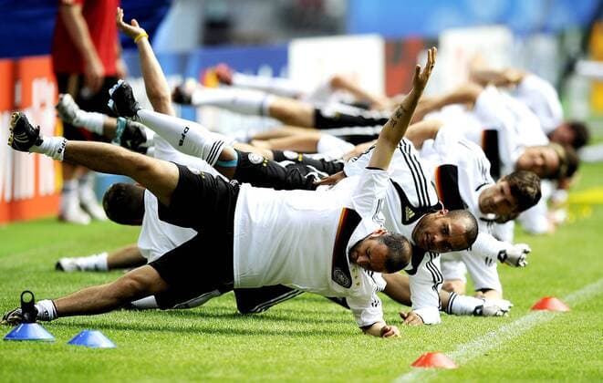Oliver Neuville (vorn) und David Odonkor (beide Deutschland) - Erwärmung -  Fußball EM Herren Euro 2008, Training, Nationalteam, Gruppe Klagenfurt Fußball EM Herren Euro 2008, Training, Nationalteam, Gruppe Klagenfurt