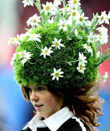Kokette Rasenfrisur anlässlich der Eröffnungsfeier der EURO 2008 in Basel -  Fußball EM Herren EURO 2008, Eröffnung, Eröffnungsfeier, Feier, Zeremonie Porträt Basel Fußball EM Herren EURO 2008, Eröffnung, Eröffnungsfeier, Feier, Zeremonie Porträt Basel