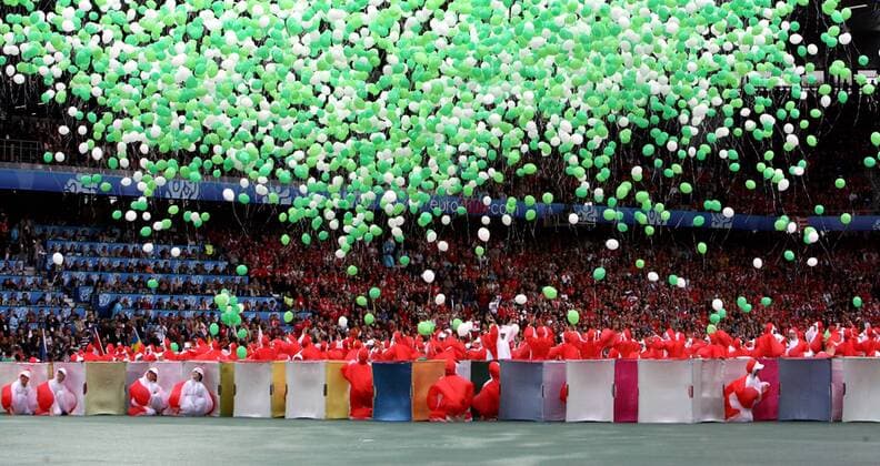 Luftballons werden während der Eröffnungsfeier der EURO 2008 in Basel losgelassen -  Fußball EM Herren EURO 2008, Eröffnung, Eröffnungsfeier, Feier, Zeremonie Totale Basel Fußball EM Herren EURO 2008, Eröffnung, Eröffnungsfeier, Feier, Zeremonie Totale Basel