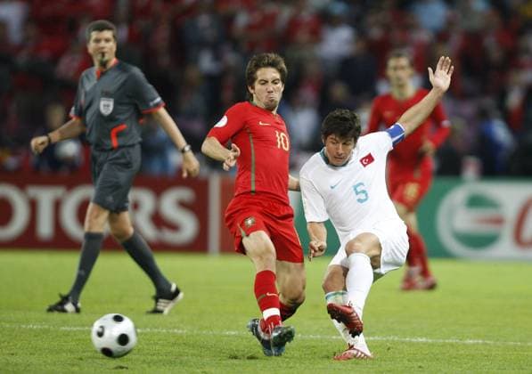 Joao Moutinho (Portugal, li.) gegen Emre Belözoglu (Türkei) -  Fußball EM Herren Euro 2008, Nationalteam, Länderspiel, Nationaltrikot, Portugal - Türkei 2:0 Gruppe Genf Dynamik, Fußball EM Herren Euro 2008, Nationalteam, Länderspiel, Nationaltrikot, Portugal - Türkei 2:0 Gruppe Genf Dynamik,