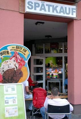 Allerortens Public Viewing anlässlich der EURO 2008 - Hier im Freien vor einem Berliner Spätkauf Fußball EM Herren EURO 2008, Länderspiel, Nationalmannschaft Totale Berlin Fußball EM Herren EURO 2008, Länderspiel, Nationalmannschaft Totale Berlin
