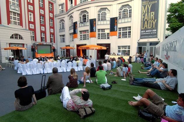 Allerortens Public Viewing anlässlich der EURO 2008 - Hier im Freien im Hof des Admiralspalasts in Berlin Fußball EM Herren EURO 2008, Länderspiel, Nationalmannschaft Totale Berlin Fußball EM Herren EURO 2008, Länderspiel, Nationalmannschaft Totale Berlin