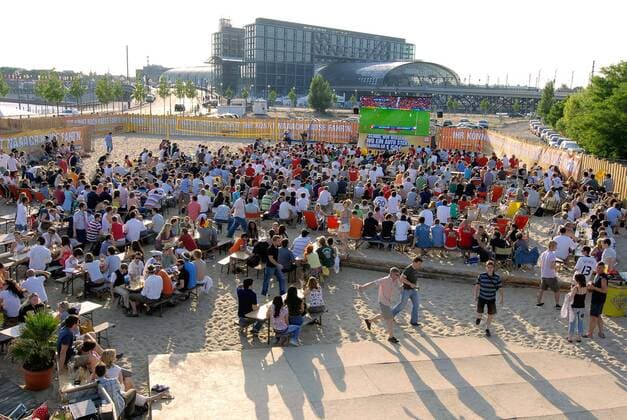 Allerortens Public Viewing anlässlich der EURO 2008 - Hier am Bundespressestrand in Berlin Fußball EM Herren EURO 2008, Länderspiel, Nationalmannschaft Totale Berlin Fußball EM Herren EURO 2008, Länderspiel, Nationalmannschaft Totale Berlin