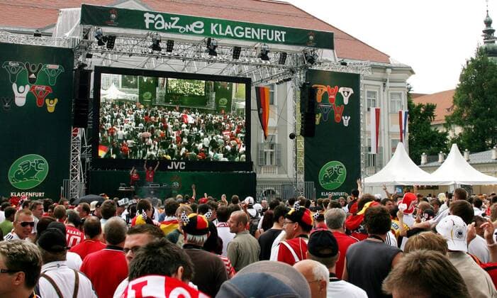 Public Viewing auf der EURO Fanmeile in Klagenfurt -  Fußball EM Herren EURO 2008, Länderspiel, Nationalmannschaft, Fanzone, Fan Zone, Fanmeile Totale Klagenfurt Fußball EM Herren EURO 2008, Länderspiel, Nationalmannschaft, Fanzone, Fan Zone, Fanmeile Totale Klagenfurt