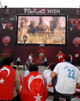 Türkische Fans beim Public Viewing auf der Fanmeile in Wien -  Fußball EM Herren EURO 2008, Länderspiel, Nationalmannschaft, Fanzone, Fan Zone, Fanmeile Totale Wien Fußball EM Herren EURO 2008, Länderspiel, Nationalmannschaft, Fanzone, Fan Zone, Fanmeile Totale Wien