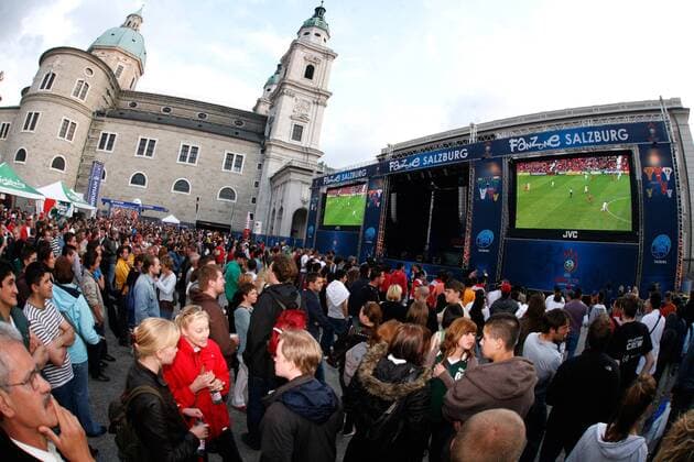 Public Viewing in der Fan Zone in Salzburg -  Fußball EM Herren EURO 2008, Länderspiel, Nationalmannschaft, Fanzone, Fanmeile, Fan Zone Totale Salzburg Fußball EM Herren EURO 2008, Länderspiel, Nationalmannschaft, Fanzone, Fanmeile, Fan Zone Totale Salzburg