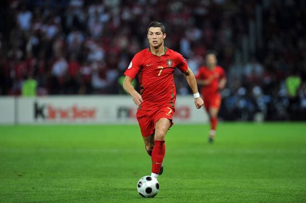 Cristiano Ronaldo (Portugal) am Ball - Fußball EM Herren Euro 2008, Länderspiel, Nationalmannschaft, Nationaltrikot Einzelbild Genf Fußball EM Herren Euro 2008, Länderspiel, Nationalmannschaft, Nationaltrikot Einzelbild Genf