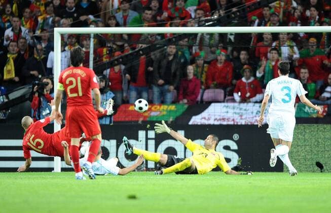 Pepe (Portugal, li.) trifft zum 1:0, Torwart Volkan Demirel (Türkei) ist machtlos - Fußball EM Herren Euro 2008, Länderspiel, Nationalmannschaft, Nationaltrikot, Portugal - Türkei 2:0 Gruppe Genf Fußball EM Herren Euro 2008, Länderspiel, Nationalmannschaft, Nationaltrikot, Portugal - Türkei 2:0 Gruppe Genf