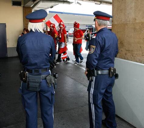 Polizisten beobachten österreichische Fans am Westbahnhof -  Fußball EM Herren Euro 2008, Nationalmannschaft, Länderspiel, Gruppe Wien Fußball EM Herren Euro 2008, Nationalmannschaft, Länderspiel, Gruppe Wien