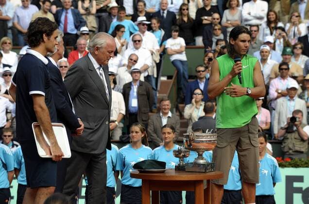 Rafael Nadal (Spanien, re.) gewinnt die French Open 2008 vor Roger Federer (Schweiz, li.) -  Tennis Herren French Open 2008, Grand Slam, ATP Tour, Finale Gruppe Roland Garros Paris Tennis Herren French Open 2008, Grand Slam, ATP Tour, Finale Gruppe Roland Garros Paris