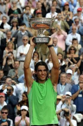 Rafael Nadal (Spanien) gewinnt die French Open 2008 und präsentiert die Trophäe -  Tennis Herren French Open 2008, Grand Slam, ATP Tour, Finale Einzelbild Roland Garros Paris Freude, Tennis Herren French Open 2008, Grand Slam, ATP Tour, Finale Einzelbild Roland Garros Paris Freude,