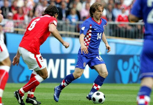 Luka Modric (Kroatien, re.) gegen Rene Aufhauser (Österreich) - Fußball Länderspiel Herren Euro 2008, EM, Nationalmannschaft, Nationaltrikot, Österreich - Kroatien Gruppe Wien Dynamik, Fußball Länderspiel Herren Euro 2008, EM, Nationalmannschaft, Nationaltrikot, Österreich - Kroatien Gruppe Wien Dynamik,