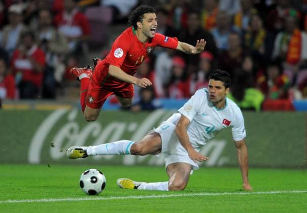 Gökhan Zan (Türkei, re.) gegen Simao Sabrosa (Portugal) Fußball Länderspiel Herren EURO 2008, EM, Nationalteam, Nationaltrikot, Portugal - Türkei 2:0 Gruppe Genf Dynamik, Kampf, Fußball Länderspiel Herren EURO 2008, EM, Nationalteam, Nationaltrikot, Portugal - Türkei 2:0 Gruppe Genf Dynamik, Kampf,