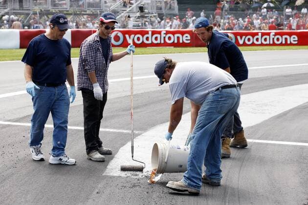 Großer Preis von Kanada 2008 - Arbeiter bessern den Asphalt auf dem Circuit GillesVilleneuve mit Harz aus Motorsport Grand Prix Herren Großer Preis von Kanada 2008, Formel 1 Weltmeisterschaft, F1, F, GP, WM Gruppe Montreal Motorsport Grand Prix Herren Großer Preis von Kanada 2008, Formel 1 Weltmeisterschaft, F1, F, GP, WM Gruppe Montreal