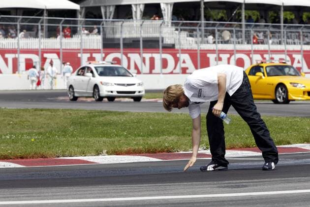 Großer Preis von Kanada 2008 - Nick Heidfeld (Deutschland BMW Sauber) prüft die ausgebesserten Stellen auf dem Circuit GillesVilleneuve Motorsport Grand Prix Herren Großer Preis von Kanada 2008, Formel 1 Weltmeisterschaft, F1, F, GP, WM Einzelbild Montreal Motorsport Grand Prix Herren Großer Preis von Kanada 2008, Formel 1 Weltmeisterschaft, F1, F, GP, WM Einzelbild Montreal