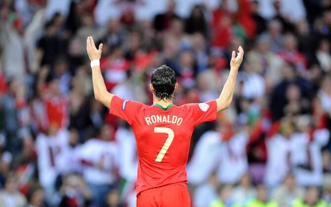 Cristiano Ronaldo (Portugal) enttäuscht - Fußball EM Herren Euro 2008, Länderspiel, Nationalmannschaft, Nationaltrikot, Portugal Einzelbild Genf Enttäuschung, Fußball EM Herren Euro 2008, Länderspiel, Nationalmannschaft, Nationaltrikot, Portugal Einzelbild Genf Enttäuschung,