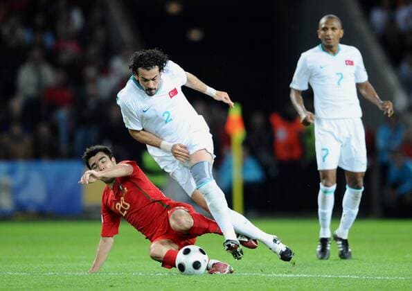 Servet Cetin (Türkei, re.) gegen Deco (Portugal) - Fußball EM Herren Euro 2008, Länderspiel, Nationalmannschaft, Nationaltrikot, Portugal - Türkei 2:0 Gruppe Genf Dynamik, Kampf, Fußball EM Herren Euro 2008, Länderspiel, Nationalmannschaft, Nationaltrikot, Portugal - Türkei 2:0 Gruppe Genf Dynamik, Kampf,