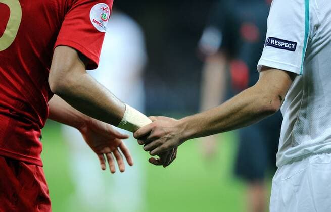 Türkischer Fußballer (re.) reicht einem Portugiesen die Hand - Fußball EM Herren Euro 2008, Länderspiel, Nationalmannschaft, Nationaltrikot, Portugal - Türkei 2:0 Gruppe Genf Fußball EM Herren Euro 2008, Länderspiel, Nationalmannschaft, Nationaltrikot, Portugal - Türkei 2:0 Gruppe Genf