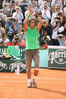 Rafael Nadal (Spanien) gewinnt die French Open 2008 und bedankt sich bei den Anhängern Tennis Herren French Open 2008, Grand Slam, ATP Tour, Finale Einzelbild Roland Garros Paris Freude, Tennis Herren French Open 2008, Grand Slam, ATP Tour, Finale Einzelbild Roland Garros Paris Freude,