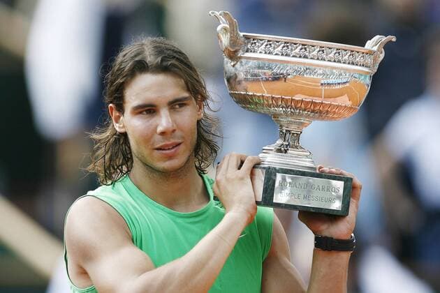 Rafael Nadal (Spanien) gewinnt die French Open 2008 und präsentiert die Trophäe Tennis Herren French Open 2008, Grand Slam, ATP Tour, Finale Einzelbild Roland Garros Paris Tennis Herren French Open 2008, Grand Slam, ATP Tour, Finale Einzelbild Roland Garros Paris
