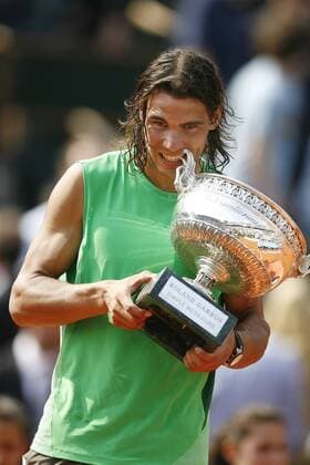 Rafael Nadal (Spanien) gewinnt die French Open 2008 und beißt in die Trophäe Tennis Herren French Open 2008, Grand Slam, ATP Tour, Finale Einzelbild Roland Garros Paris Tennis Herren French Open 2008, Grand Slam, ATP Tour, Finale Einzelbild Roland Garros Paris