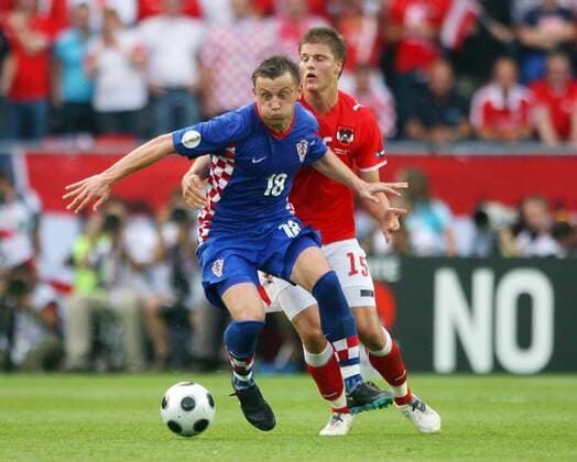 Ivica Olic (Kroatien, li.) gegen Sebastian Prödl (Österreich) - Fußball Länderspiel Herren Euro 2008, EM, Nationalmannschaft, Nationaltrikot, Österreich - Kroatien 0:1 Gruppe Wien Dynamik, Fußball Länderspiel Herren Euro 2008, EM, Nationalmannschaft, Nationaltrikot, Österreich - Kroatien 0:1 Gruppe Wien Dynamik,