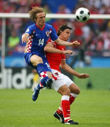 Luka Modric (Kroatien, li.) gegen Rene Aufhauser (Österreich) - Fußball Länderspiel Herren Euro 2008, EM, Nationalmannschaft, Nationaltrikot, Österreich - Kroatien 0:1 Gruppe Wien Dynamik, Fußball Länderspiel Herren Euro 2008, EM, Nationalmannschaft, Nationaltrikot, Österreich - Kroatien 0:1 Gruppe Wien Dynamik,