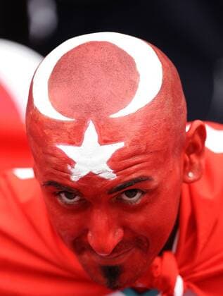 Türkischer Fan mit Mondstern auf dem Kopf - Fußball EM Herren Euro 2008, Nationalmannschaft, Länderspiel, Türkei Porträt Genf Fußball EM Herren Euro 2008, Nationalmannschaft, Länderspiel, Türkei Porträt Genf