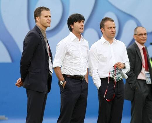 Teammanager Oliver Bierhoff (li.), Bundestrainer Joachim Löw (Mitte) und Co Trainer Hans Dieter Flick (alle Deutschland) Fußball Länderspiel Herren EURO 2008, EM, Nationalteam, Gruppe Klagenfurt Hansi Fußball Länderspiel Herren EURO 2008, EM, Nationalteam, Gruppe Klagenfurt Hansi
