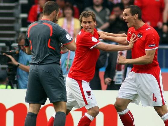 Jürgen Säumel (Mitte) hält Emanuel Pogatetz (beide Österreich) von FIFA Schiedsrichter Pieter Vink (Niederlande) fern - Fußball EM Herren Euro 2008, Nationalmannschaft, Länderspiel, Nationaltrikot, Gruppe Wien Spannung, Wut, Enttäuschung, Fußball EM Herren Euro 2008, Nationalmannschaft, Länderspiel, Nationaltrikot, Gruppe Wien Spannung, Wut, Enttäuschung,