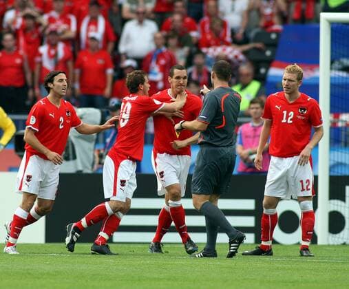 Jürgen Säumel (2.v.li.) hält Emanuel Pogatetz (beide Österreich) von FIFA Schiedsrichter Pieter Vink (Niederlande) fern - Fußball EM Herren Euro 2008, Nationalmannschaft, Länderspiel, Nationaltrikot Gruppe Wien Enttäuschung, Spannung, Wut, Fußball EM Herren Euro 2008, Nationalmannschaft, Länderspiel, Nationaltrikot Gruppe Wien Enttäuschung, Spannung, Wut,