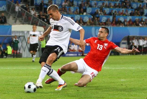 Lukas Podolski (Deutschland, li.) gegen Marcin Wasilewski (Polen) Fußball Länderspiel Herren EURO 2008, EM, Nationalteam, Nationaltrikot, Deutschland - Polen Gruppe Klagenfurt Dynamik, Kampf, Fußball Länderspiel Herren EURO 2008, EM, Nationalteam, Nationaltrikot, Deutschland - Polen Gruppe Klagenfurt Dynamik, Kampf,