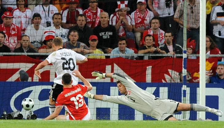 Lukas Podolski (Deutschland, li.) trifft gegen Torwart Artur Boruc und Marcin Wasilewski (beide Polen) zum 0:1 - Fußball EM Herren Euro 2008, Länderspiel, Nationalmannschaft, Nationaltrikot, Deutschland - Polen, premiumd Aufmacher Gruppe Klagenfurt Fußball EM Herren Euro 2008, Länderspiel, Nationalmannschaft, Nationaltrikot, Deutschland - Polen, premiumd Aufmacher Gruppe Klagenfurt