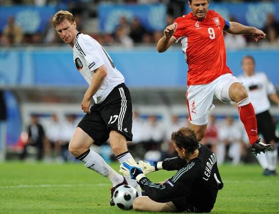 Maciej Zurawski (Polen, re.) gegen Torwart Jens Lehmann (Mitte) und Per Mertesacker (beide Deutschland) - Fußball EM Herren Euro 2008, Länderspiel, Nationalmannschaft, Nationaltrikot, Deutschland - Polen Gruppe Klagenfurt Dynamik, Fußball EM Herren Euro 2008, Länderspiel, Nationalmannschaft, Nationaltrikot, Deutschland - Polen Gruppe Klagenfurt Dynamik,