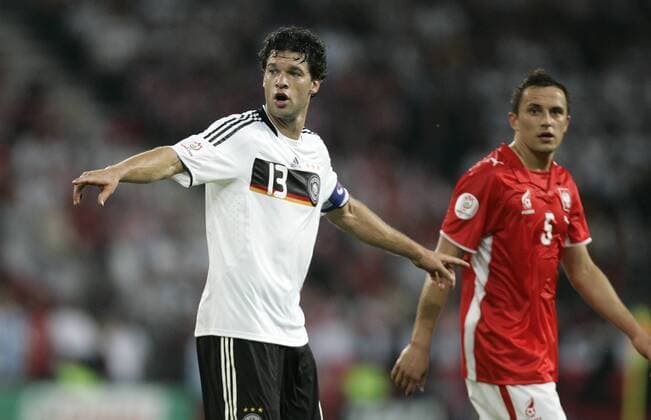 Michael Ballack (Deutschland, li.) gibt Anweisungen Fußball Länderspiel Herren EURO 2008, EM, Nationalteam, Nationaltrikot, Deutschland - Polen Gruppe Klagenfurt Fußball Länderspiel Herren EURO 2008, EM, Nationalteam, Nationaltrikot, Deutschland - Polen Gruppe Klagenfurt